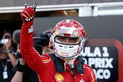 Charles Leclerc z Ferrari slaví vítězství v kvalifikaci na Velkou cenu Monaka F1 2024