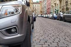 Parkování v Praze 1, šířka parkovacích míst, příliš široká auta