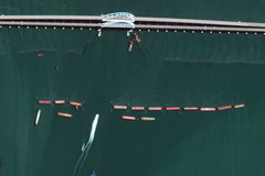 Satelitní snímky ukazují, jak Rusko před Kerčským mostem staví lodě do cesty ukrajinským dronům