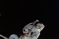Astronaut Russell L. Schweickart drží v rukou fotoaparát během výstupu do volného vesmíru. Snímek je z mise Apollo 9 (1969)