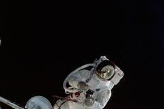 Astronaut Russell L. Schweickart drží v rukou fotoaparát během výstupu do volného vesmíru. Snímek je z mise Apollo 9 (1969)