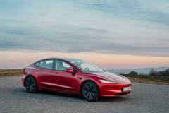 Budete ji milovat i nenávidět. Za volantem nejlevnější Tesly, omlazeného Modelu 3