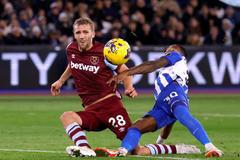 Tomáš Souček v zápase West Hamu proti Brightonu