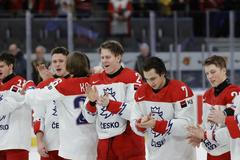 Radost českých hokejistů po postupu do semifinále MS juniorů
