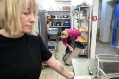 Stávka odborů - kuchařky v jídelně v Truhlářské ulici v Praze - Školní jídelna - Gymnázium Jiřího Gutha-Jarkovského