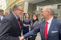 Premiér a šéf ODS Petr Fiala se zdraví s lídrem kandidátky SPOLU v evropských volbách Alexandrem Vondrou