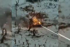 Ukrajinci ničí střelami z kanónu amerického vozidla pěchoty nejmodernější ruský tank T-90