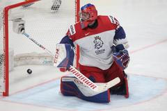 Překonaný Patrik Bartošák v zápase Česko - Švýcarsko na MS 2019