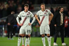 Smutní Patrik Schick a Adam Hložek po prohraném finále EL Atalanta Bergamo - Bayer Leverkusen.