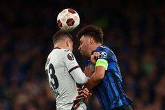 Adam Hložek a Berat Djimsiti ve finále EL Atalanta Bergamo - Bayer Leverkusen.