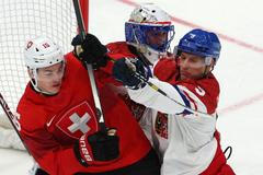 Gregory Hofmann, David Sklenička a Šimon Hrubec v zápase předkola play-off Česko - Švýcarsko na ZOH 2022 v Pekingu