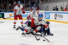 Vladimír Sobotka a Juho Lammikko v zápase Česka proti Finsku v Brně