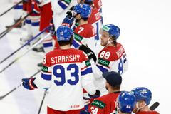 Zklamaní Matěj Stránský a David Pastrňák po porážce v zápase MS 2024 Česko - Kanada