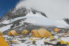 Mount Everest výstup šerpa odpadky horolezec