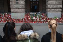 Střelba na Filozofické fakultě UK - pieta - obejmutí školy, zpěv, zármutek, studenti