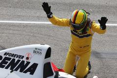 Sebastian Vettel se v Imole klaní McLarenu, v němž závodil Ayrton Senna