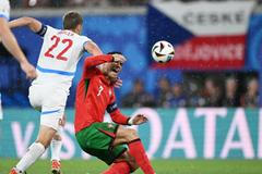 Tomáš Souček a Cristiano Ronaldo v zápase Eura 2024 Portugalsko - Česko