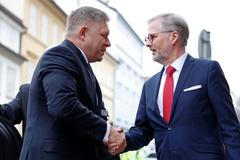 Slovenský premiér Robert Fico s českým protějškem Petrem Fialou