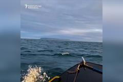 Rusové ujížděli na rybářské lodi přes moře k Aljašce. Utíkali před náborovými úředníky