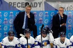 Trenér Jukka Jalonen a finská střídačka na MS v hokeji 2024 v Praze