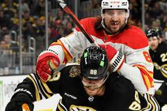 Podívejte se na sestřih gólů v utkání Boston - Calgary včetně trefy Pavla Zachy
