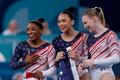 Americká gymnastka Simone Bilesová (vlevo) slaví s parťačkami zlato v soutěži družstev na OH 2024 v Paříži
