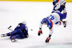 Martin Fehérváry a Charles Bertrand v zápase MS 2024 Francie - Slovensko