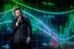 Sága rodu Marxů, Husa na provázku, 2024