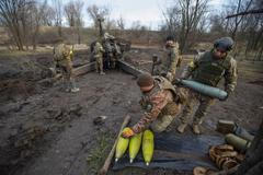 Ukrajinští vojáci nakládají na Nový rok munici poblíž frontové linie v Doněcké oblasti.