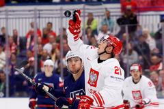 Kamil Walega a Shane Pinto v zápase MS 2024 Polsko - USA