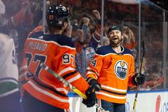 Connor McDavid a Zack Kassian slaví gól Edmontonu v NHL (2019)