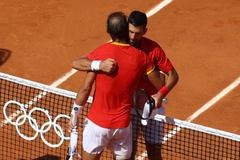 Tenisté Rafael Nadal a Novak Djokovič po vzájemném utkání na OH 2024 v Paříži