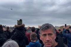 "Doufám, že to nenaperou sem do mostu." Lidé sledovali přelet gripenů přes centrum Prahy