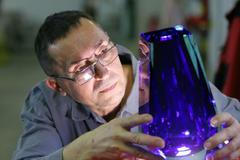 Zdeněk Drobný, mistr sklář, Moser, váza Hruška