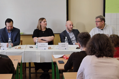 Unie otvírá mladým lidem cestu do světa. Mohou studovat i prosekávat japonskou džungli