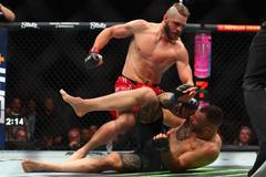 Jiří Procházka při souboji s Aleksandarem Rakičem v rámci UFC 300