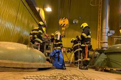 Dlouhé straně záchrana dělníků hasiči