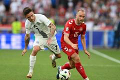 Christian Eriksen a Benjamin Verbič v zápase Dánska se Slovinskem na Euru