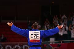 Lukáš Krpálek slaví vítězství ve finále OH 2020.s Gruzíncem Guramem Tušišvilim