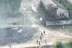 Ukrajinská pohraniční stráž zveřejnila video, které údajně ukazuje boje u Vovčansku