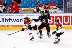 Peter Schneider, Connor Bedard a Marco Rossi v zápase Rakouska s Kanadou