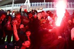 Ohňostroj, který odpalovali fanoušci Arsenalu před hotelem