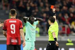 EL, AC Milán - Slavia: El Hadji Malick Diouf dostává červenou kartu
