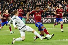 EKL, Servette - Plzeň: Dereck Kutesa a Jan Kopic