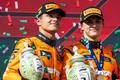 Lando Norris a Oscar Piastri z McLarenu slaví po VC Maďarska F1 2024