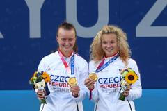 Barbora Krejčíková a Kateřina Siniaková se zlatou medailí ve čtyřhře na OH 2020
