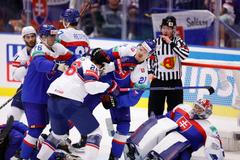 Potyčka Miloše Kelemena (21) a Kevina Hayese (26) v zápase Slovenska proti USA