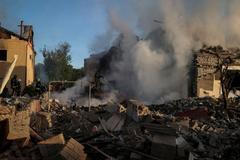 Hasiči pracují na místě ruského raketového útoku v Charkově na Ukrajině 10. května 2024.