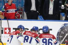 Zraněný Dominik Kubalík v zápase MS 2024 Česko - Norsko