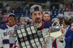 Matyáš Šapovaliv slaví triumf na Memorial Cupu